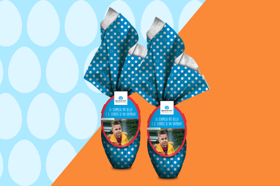 Due uova solidali con confezione azzurra a pois bianchi sono affiancate. Su entrambe è applicata la foto di Leonardo, un bambino con sindrome di CHARGE accolto dalla Lega del Filo d’Oro.