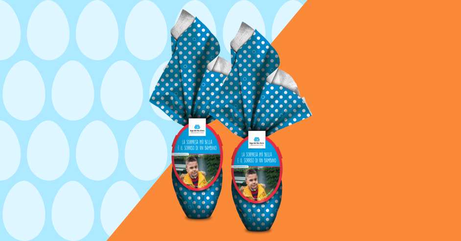 Due uova solidali con confezione azzurra a pois bianchi sono affiancate. Su entrambe è applicata la foto di Leonardo, un bambino con sindrome di CHARGE accolto dalla Lega del Filo d’Oro.