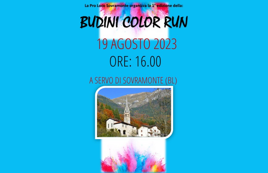 L'immagine è un poster verticale con uno sfondo blu che annuncia la 1° edizione della "BUDINI COLOR RUN" organizzata dalla Pro Loco Sovramonte, che si è tenuta il 19 agosto 2023 alle ore 16:00 a Servo di Sovramonte (BL). Al centro del poster è presente una foto di un paesaggio montano con un borgo e un campanile, mentre in basso ci sono schizzi di polvere colorata che evocano l'atmosfera della "color run".