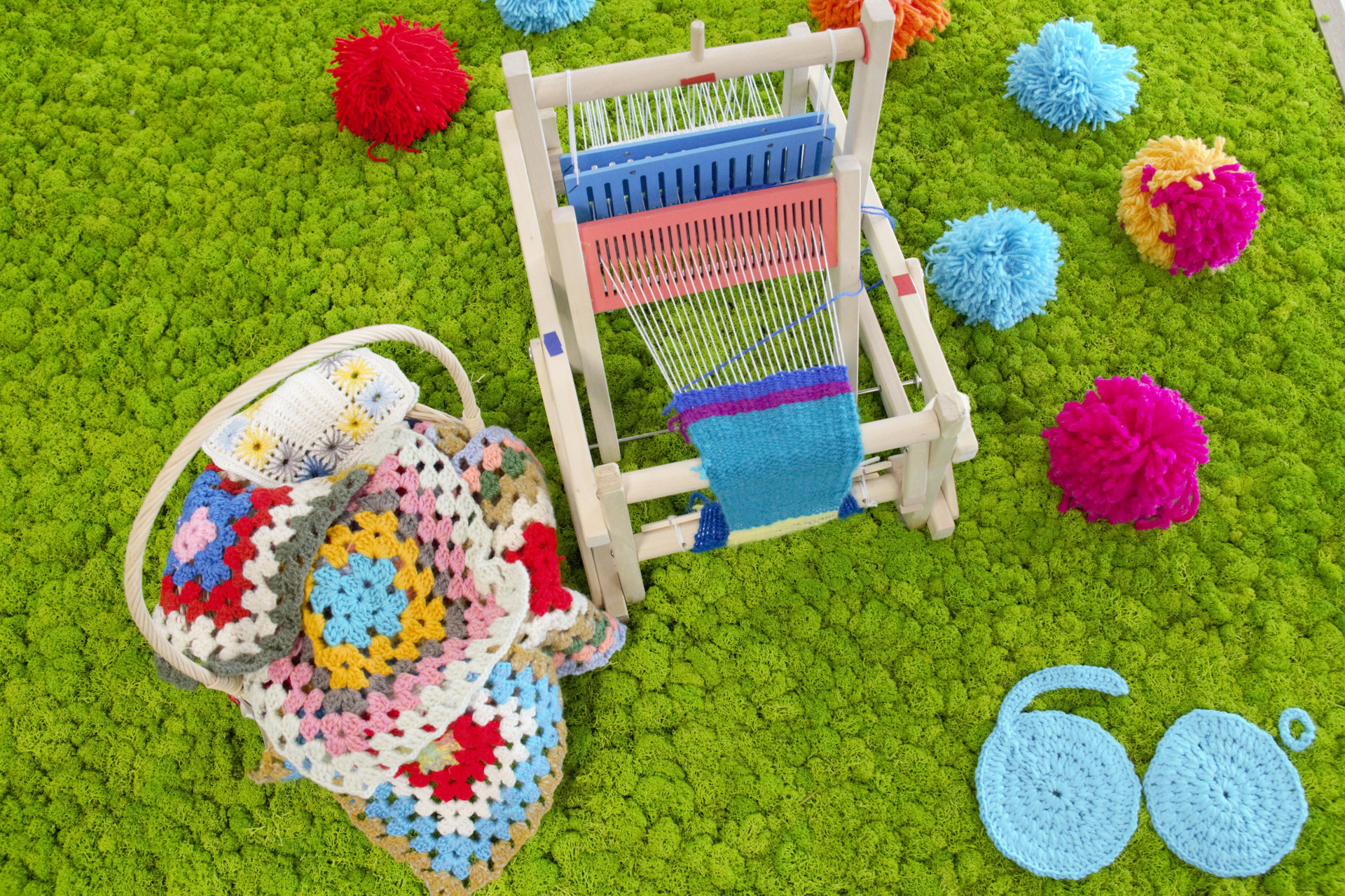 In occasione della Giornata Internazionale della Sordocecità, la Fondazione Lega del Filo d’Oro ETS torna ad accendere l’attenzione su questa disabilità unica e specifica e sui diritti di una fascia non trascurabile di popolazione. Per promuovere la conoscenza della sordocecità a livello internazionale, anche quest’anno la Fondazione si fa promotrice dell’iniziativa globale “Yarn Bombing”, la coloratissima street art di manufatti di filato riproposta per la quarta edizione dalla rete Deafblind International (DBI)