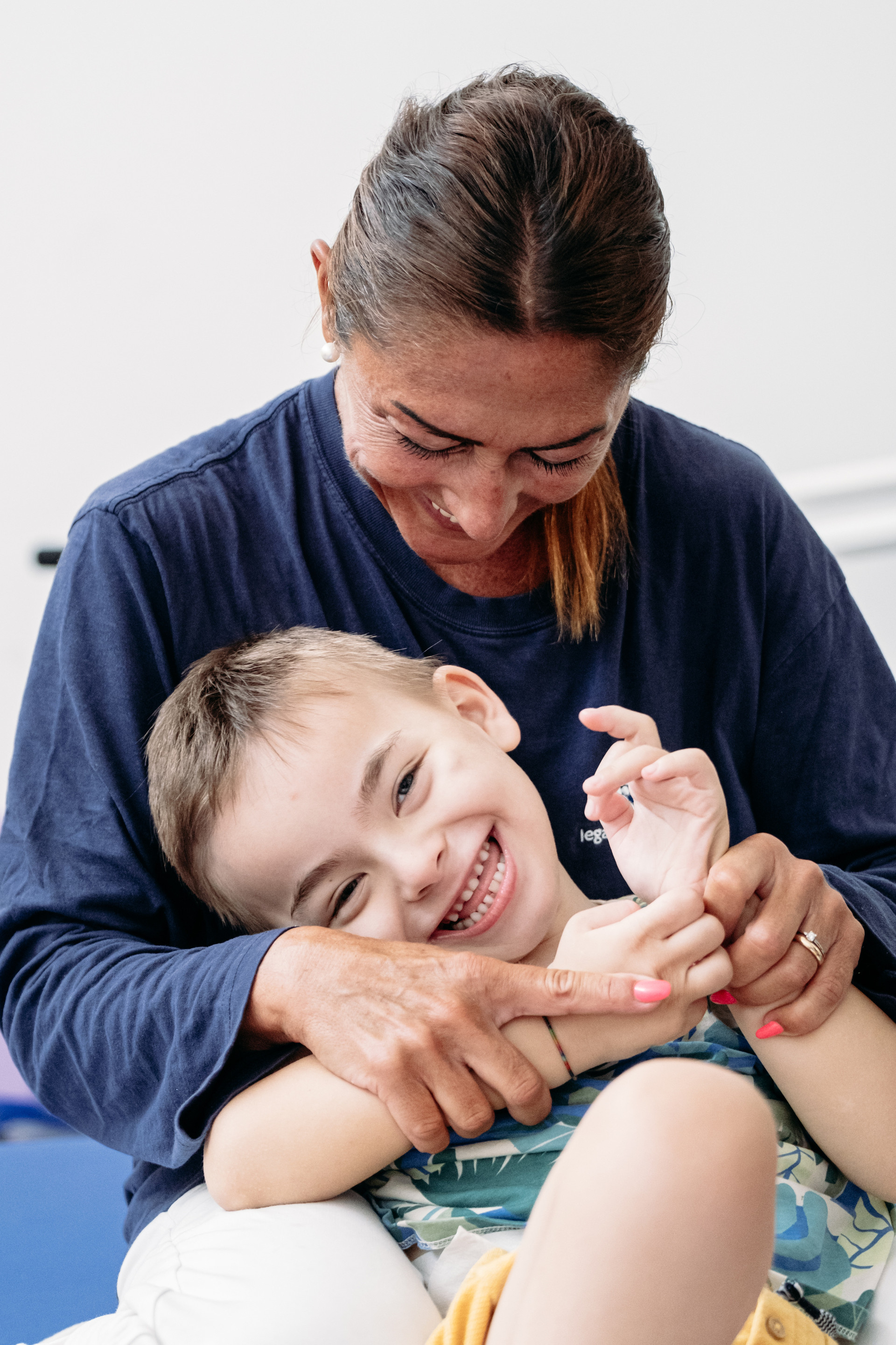 Edoardo, una bimbo utente della Lega del Filo d'Oro, che gioca con un educatrice. 