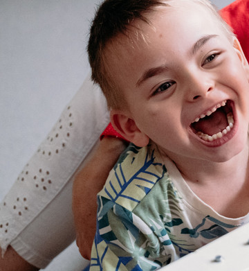 Edoardo insieme a Manola, una delle educatrici che lo segue nel suo percorso educativo-riabilitativo