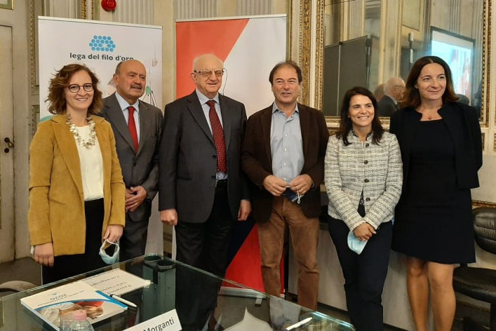 Un gruppo di persone composto da tre uomini e tre donne e in cui c'è anche il Presidente Rossano Bartoli posa per una foto di gruppo.