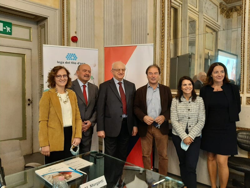 Un gruppo di persone composto da tre uomini e tre donne e in cui c'è anche il Presidente Rossano Bartoli posa per una foto di gruppo.