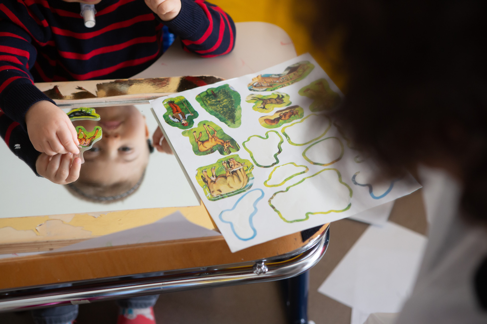Attività al Centro Diagnostico: il piccolo Berk gioca con alcune figurine adesive di animali