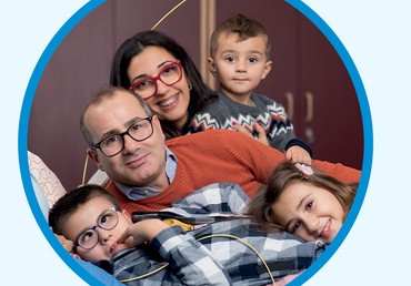 Biagio Luigi, un bimbo utente della Lega del Filo d'Oro, con la sua famiglia. 