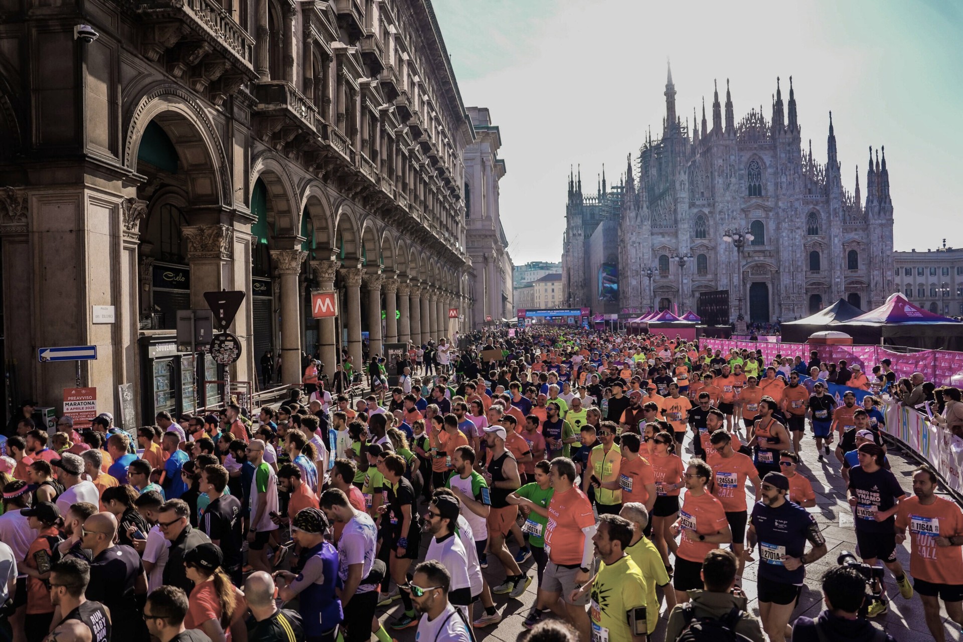 IMMAGINE DELLA PARTENZA DELLA MILANO MARATHON 2025 CON DUOMO SULLO SFONDO E MOLTISSIMI CORRIDORI