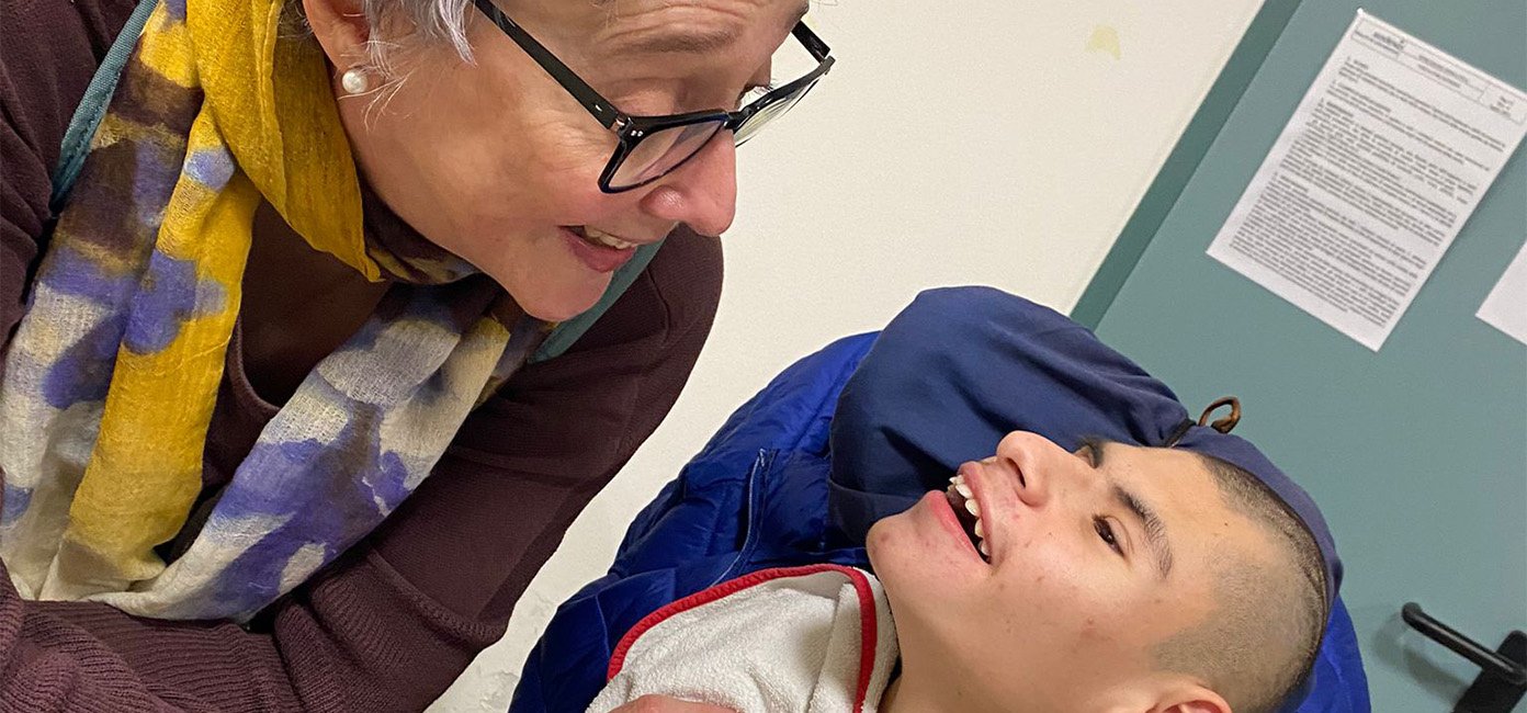 Francesca, volontaria del Centro di Modena, insieme ad bambino seguito dalla Lega del Filo d'Oro sorrido insieme
