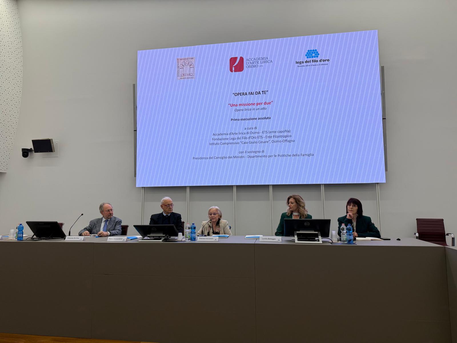 Il tavolo dei relatori durante la conferenza stampa del progetto “Opera fai da te”, tenutasi nella sala polifunzionale del Centro Nazionale della Lega del Filo d'Oro a Osimo. 