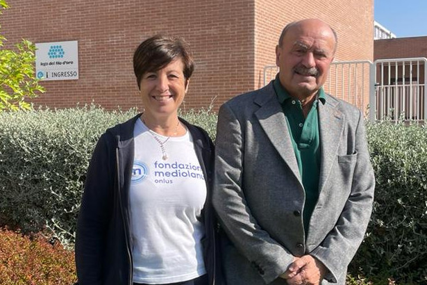 Il presidente Rossano Bartoli accoglie una rappresentante di Banca Mediolanum in visita al Centro Nazionale della Lega del Filo d’Oro.