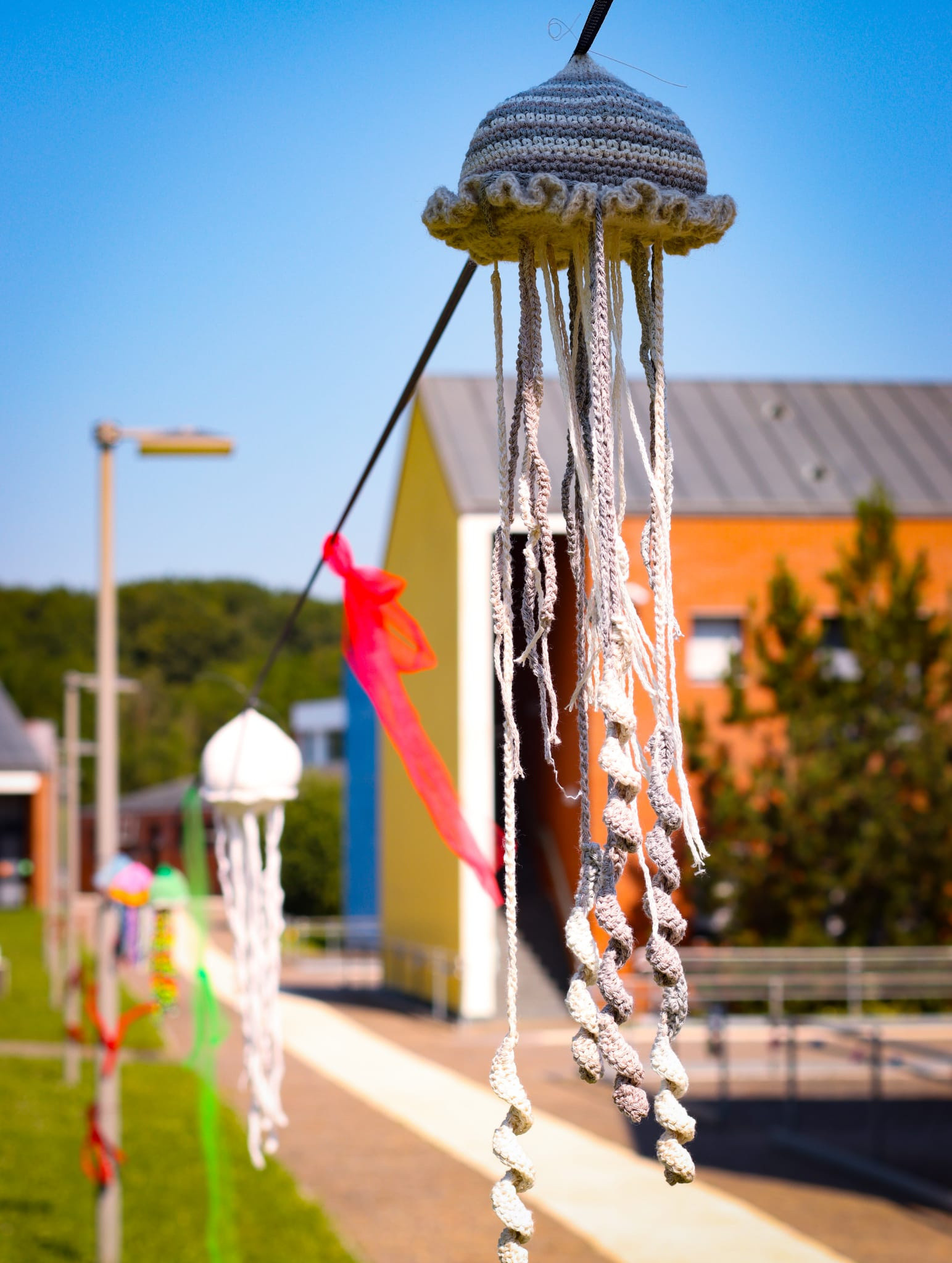 La Lega del Filo d’Oro ha aderito e promosso lo Yarn Bombing: angolo allestito con le creazioni in maglia. Primo piano di una medusa realizzata a maglia nei toni del grigio e del bianco. 