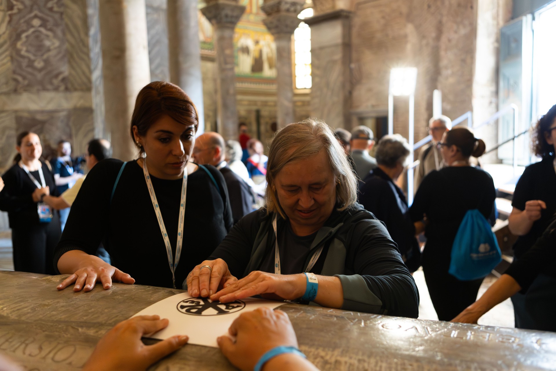 Un utente, accompagnato alla visita presso la Basilica di San Vitale (Ravenna)