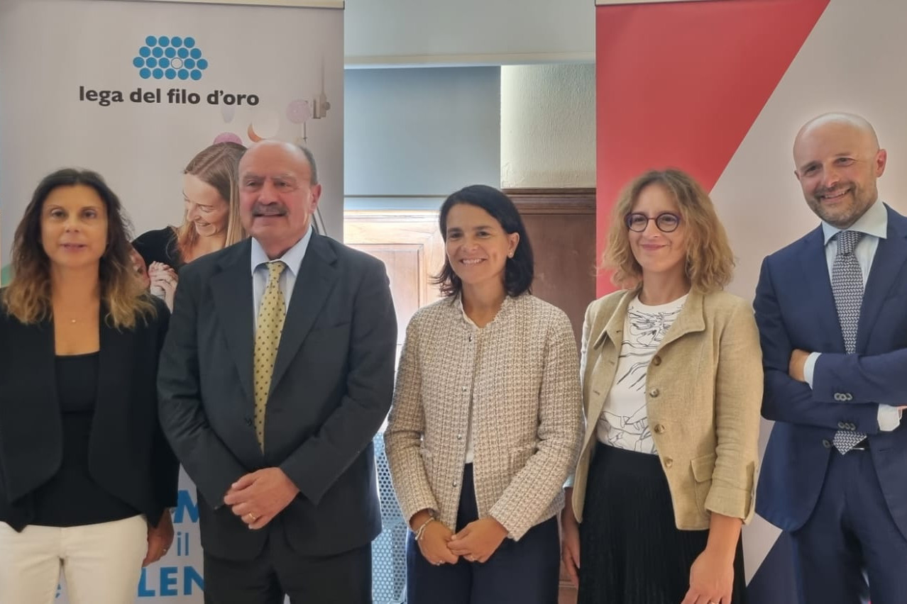 Il Presidente Bartoli insieme ad alcuni dipendenti della Lega del Filo d'Oro, impegnati in un momento di incontro e collaborazione. Un esempio di dedizione e impegno per il benessere della comunità.
