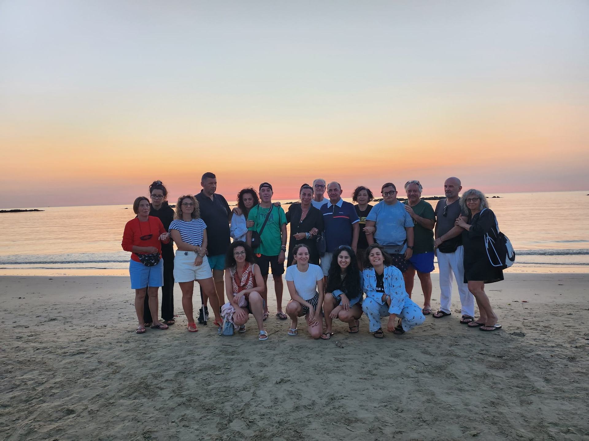 Sera: Balli in spiaggia e bagno di mezzanotte