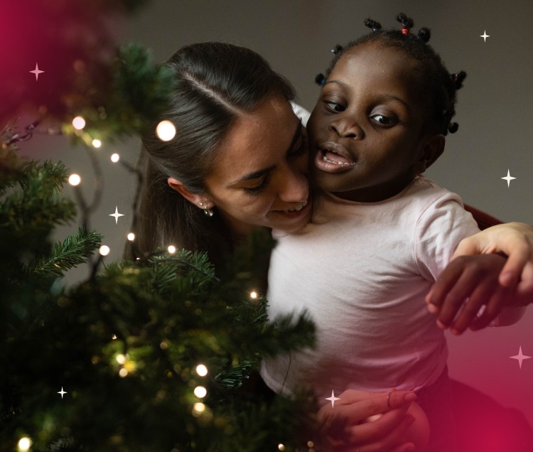 Princess, bambina cieca con disabilità, insieme alla sua educatrice mentre posizionano le luci sull’albero di Natale. Un momento tenero