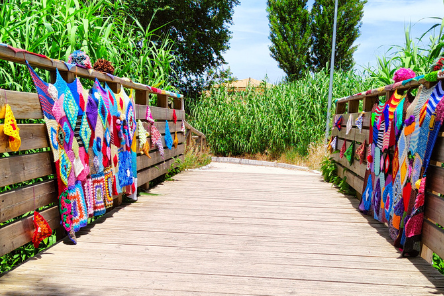 Un ponte decorato con lo yarn bombing a Osimo con tasselli multicolori realizzati a uncinetto