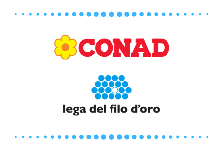 Il logo Conad con scritta rossa e fiore giallo è posto sopra quello della Lega del Filo d'Oro, composta da tanti pallini azzurri e scritta nera.