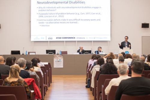 Terza Edizione della Conferenza Internazionale su Tecnologie Assistive e Disabilità. Relatore parla alla platea dell'auditorium della centro nazionale della Lega del Filo d'Oro.