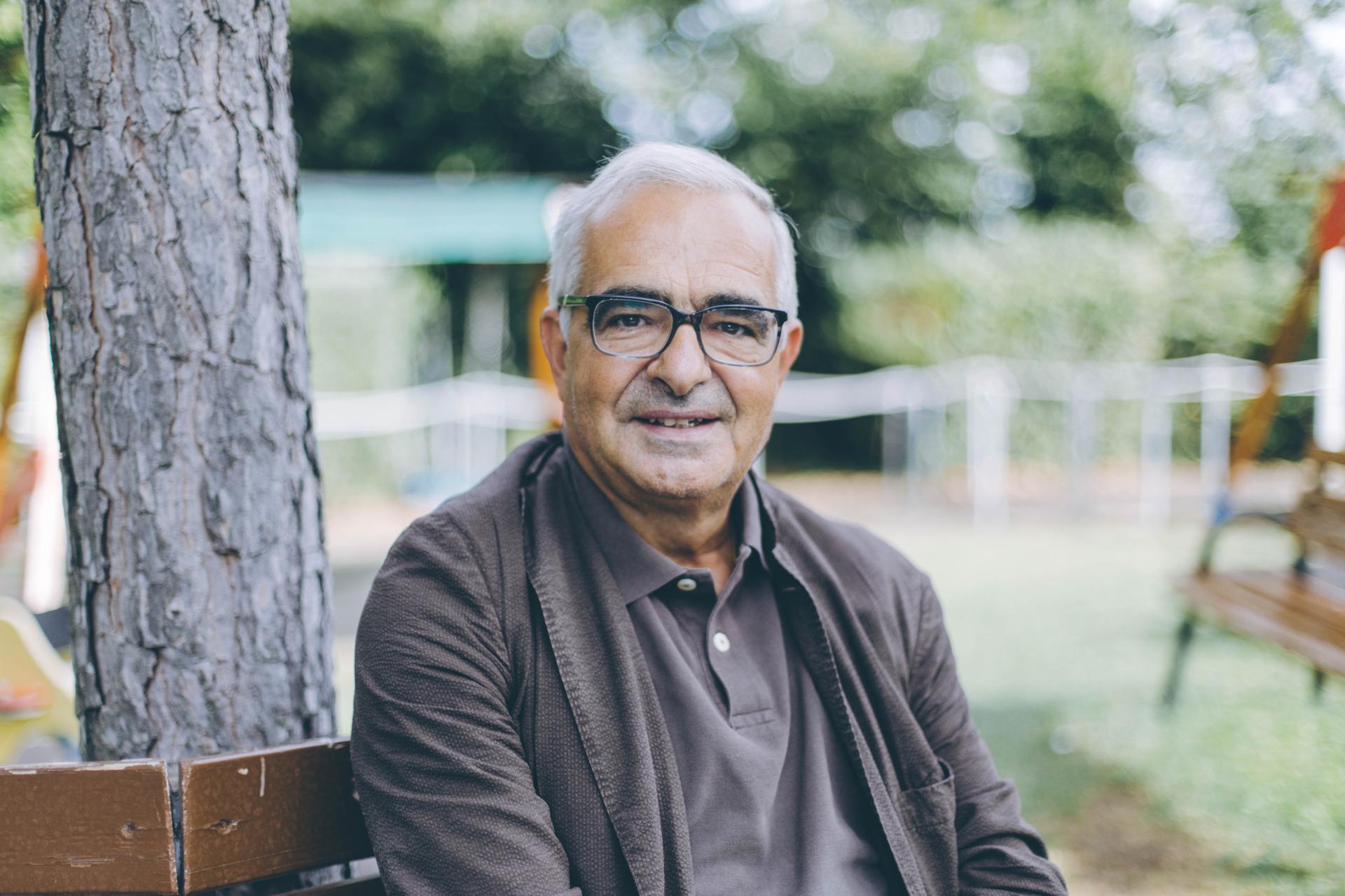 La foto ritrae Luigi ex direttore del settore riabilitativo, che la Lega del Filo d'Oro l’ha vista crescere ed è arrivato da volontario.