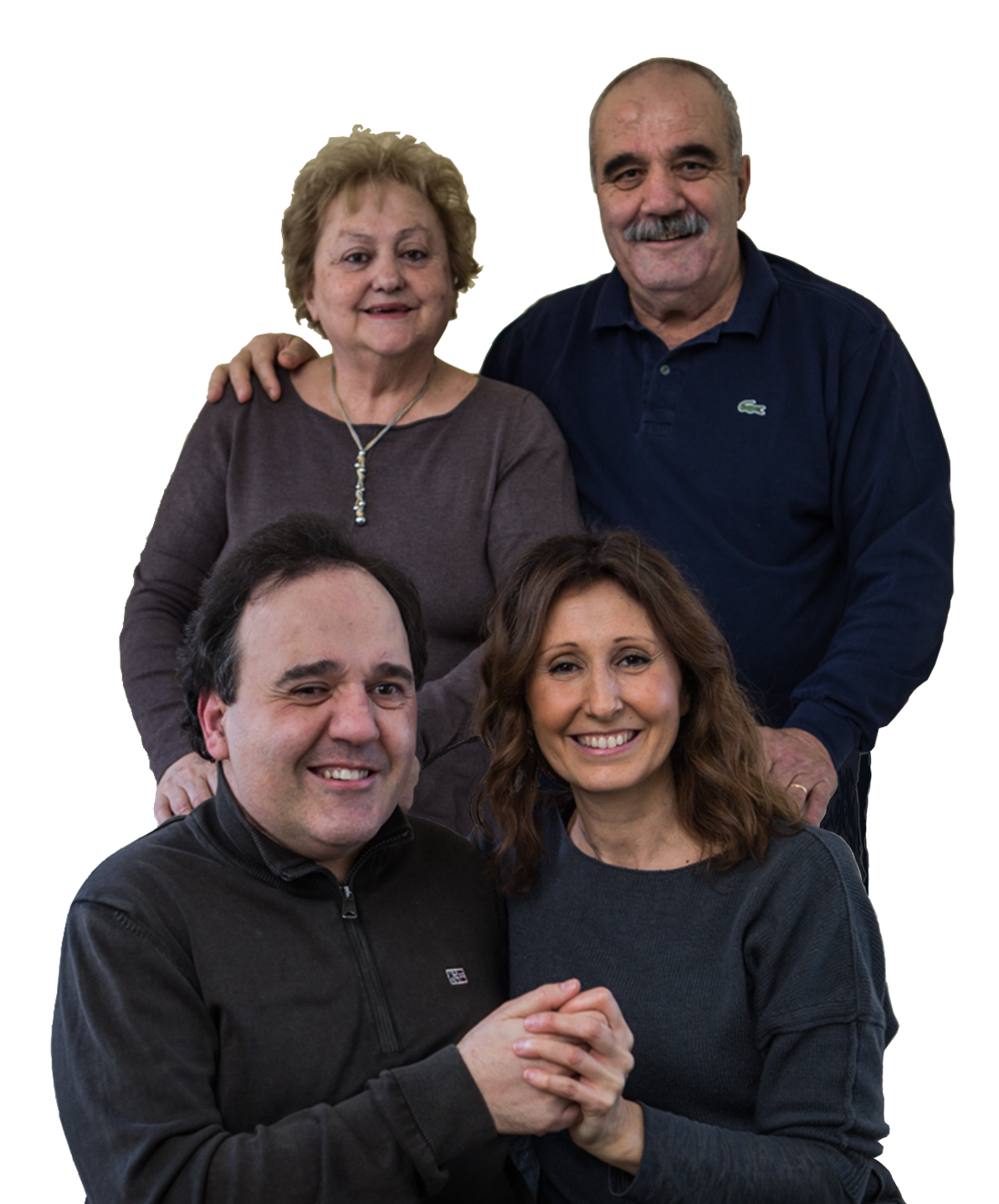 Foto della famiglia Vegliò: Alberto, utente adulto del Centro di Osimo, è seduto in poltrona e tiene le mani della sorella. Alle loro spalle, in piedi, i genitori. Tutti sorridono alla fotocamera