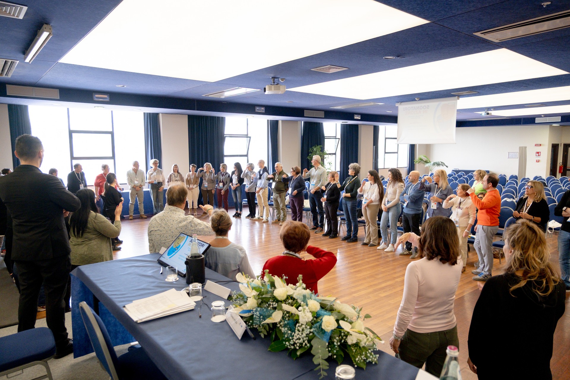 Partecipanti al Forum dei Volontari riuniti in cerchio durante un momento di condivisione e confronto. Un’attività che favorisce ascolto, partecipazione, inclusione e rafforzamento delle relazioni tra i partecipanti.