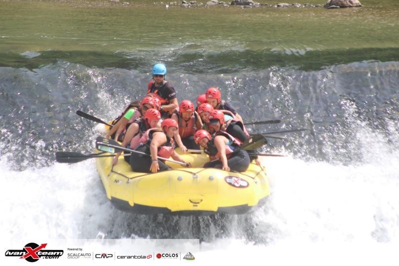 Un gruppo di utenti ed educatori della Lega del Filo d'Oro fanno rafting