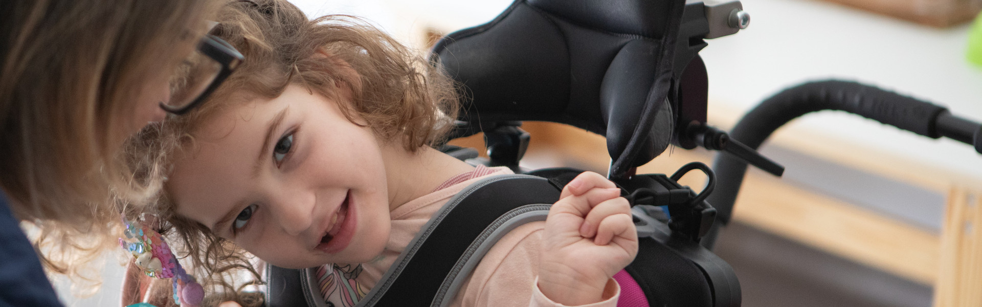 Melissa, una bimba utente della Lega del filo d'Oro che sorride durante la sua ora di logopedia