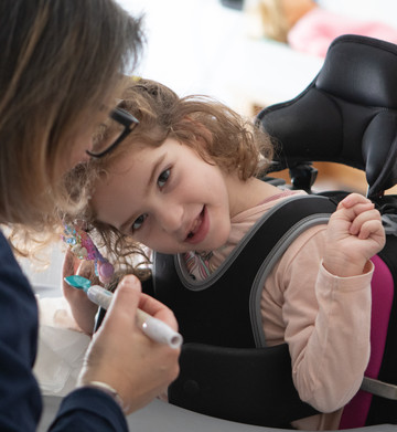 Melissa, una bimba utente della Lega del filo d'Oro che sorride durante la sua ora di logopedia