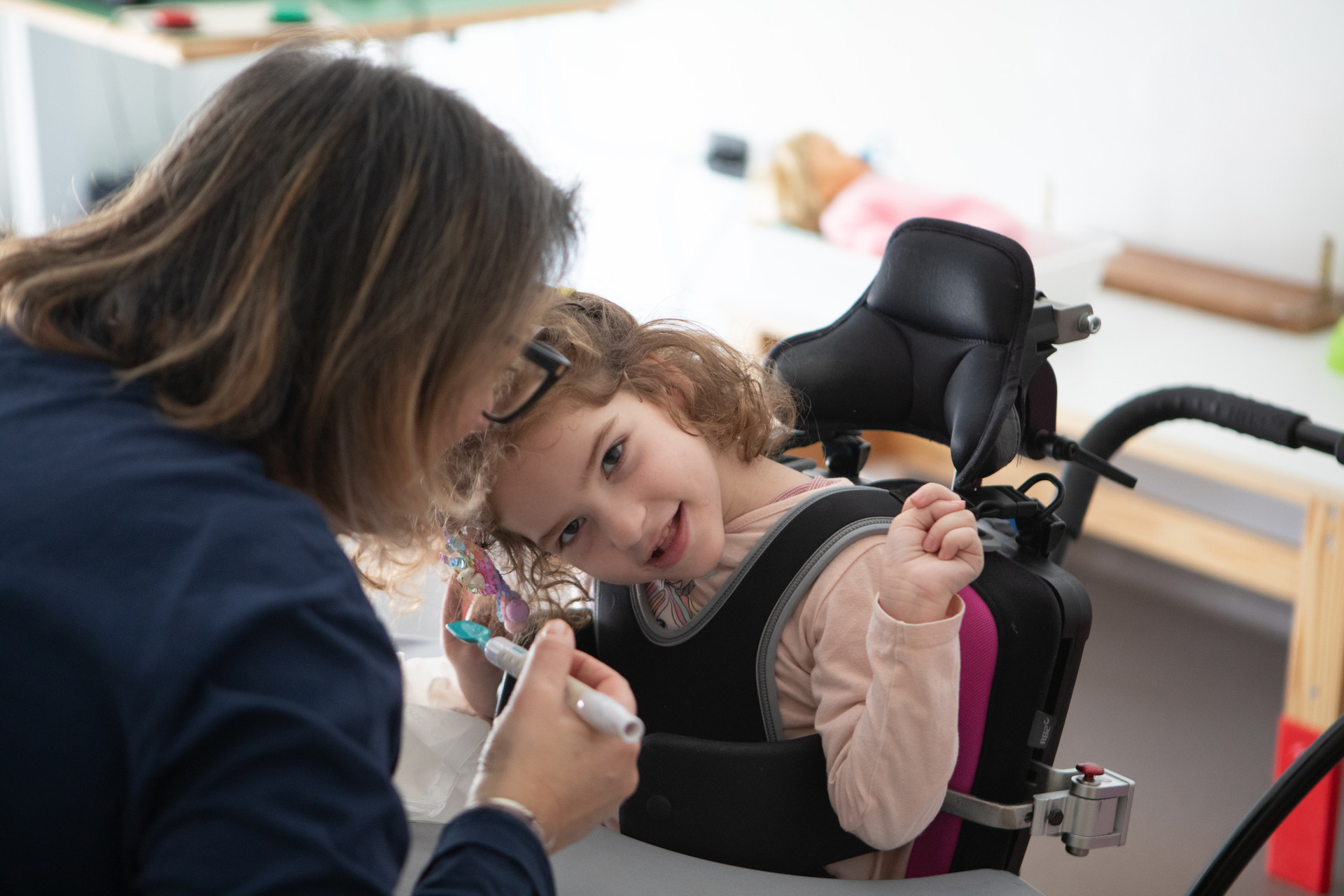 Melissa, una bimba utente della Lega del filo d'Oro che sorride durante la sua ora di logopedia