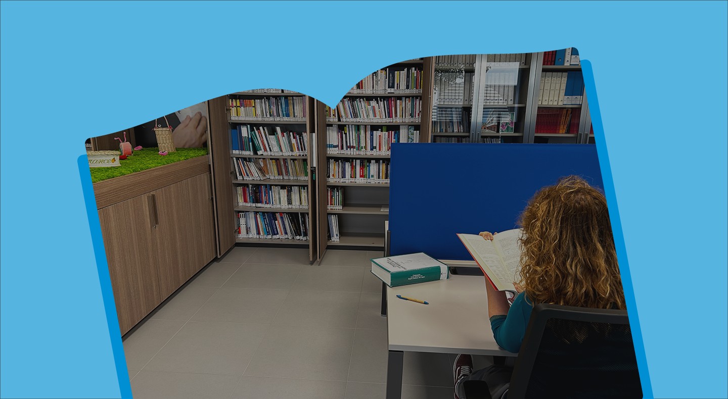 Ragazza che legge, nella biblioteca della Lega del Filo d'Oro