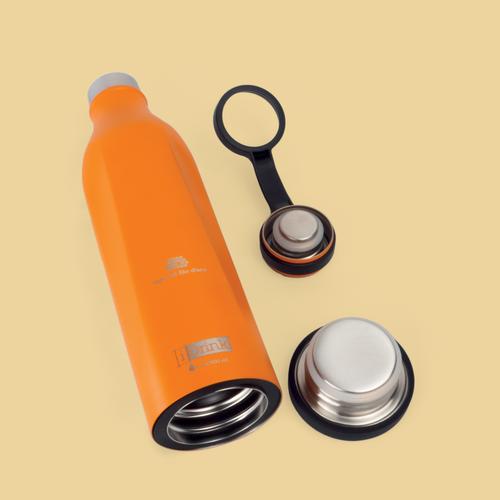 Borraccia termica in acciaio arancione decorata con logo della Lega del Filo d'Oro e logo iDrink incisi. Nella foto, la base e il tappo sono svitati e disposti di fianco alla borraccia per mostrare il dettaglio delle guarnizioni e degli elementi in silicone nero antiscivolo. 4