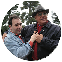 Alberto, un utente adulto della Lega del Filo d'Oro, in una foto con Renzo Arbore