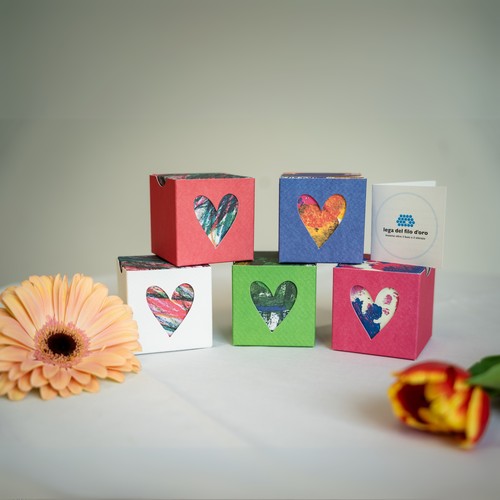 Le 5 versioni delle Bomboniere Pop col loro bigliettino personalizzabile, affiancate da fiori colorati 4