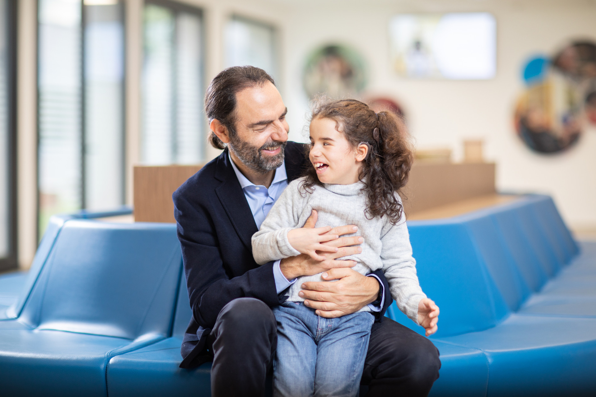 Giulia sorride in braccio al nostro testimonial Neri Marcorè 