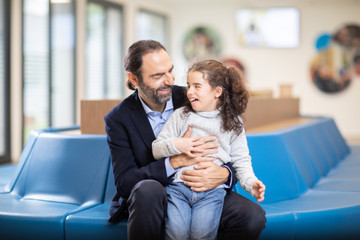 Giulia sorride in braccio al nostro testimonial Neri Marcorè 