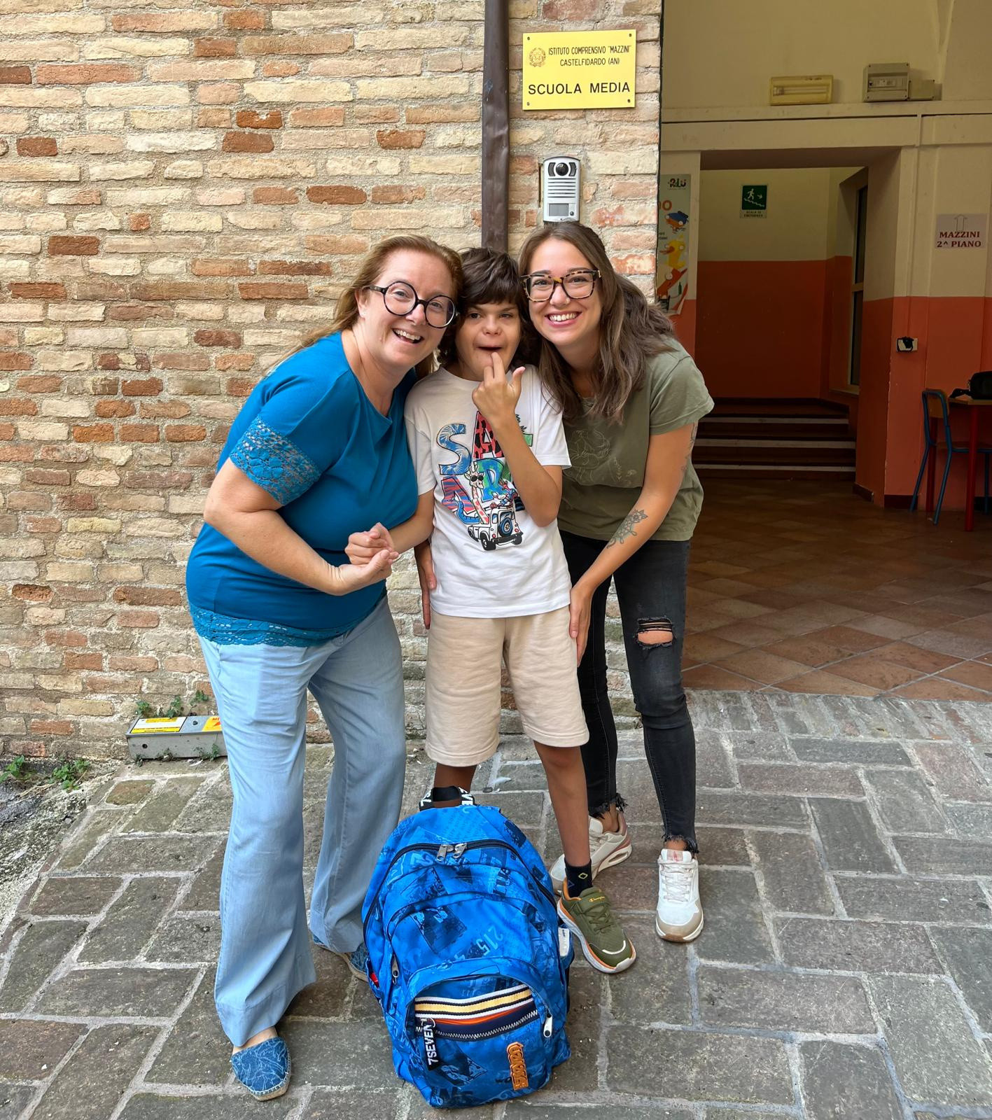 Agostino, in dolce compagnia, pronto per entrare a scuola. Le medie ti aspettano :) 