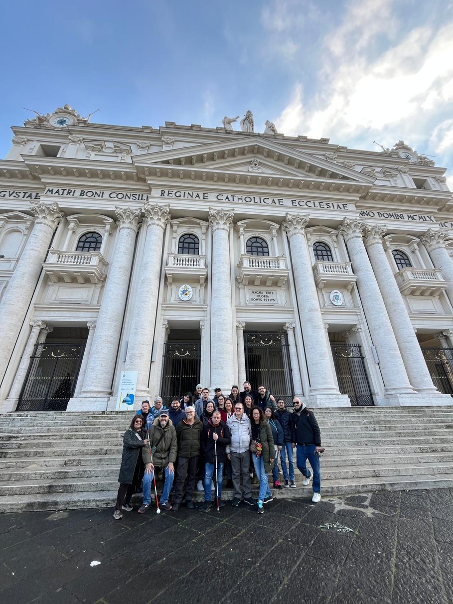 Foto di gruppo con persone con sordocecità, volontari e operatori provenienti da Napoli e Molfetta durante un’uscita nel capoluogo campano. Un momento di inclusione, socializzazione e condivisione delle esperienze sul territorio.