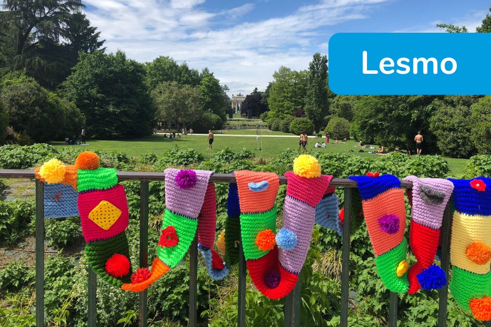 Yarn Bombing - Lesmo - ringhiera parco decorata