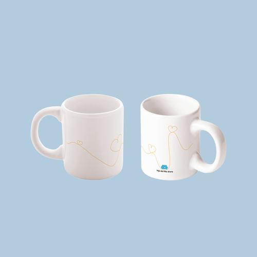 Due tazzine da caffè in ceramica bianca con manico, decorate con il logo della Lega del Filo d'Oro e una grafica di un filo dorato che disegna dei cuori tutto intorno.