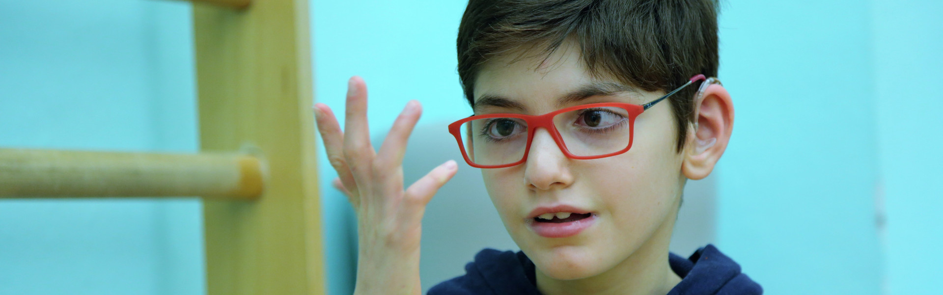 Federico, piccolo utente del Centro di Osimo, con una palla in mano durante l'attività di fisioterapia