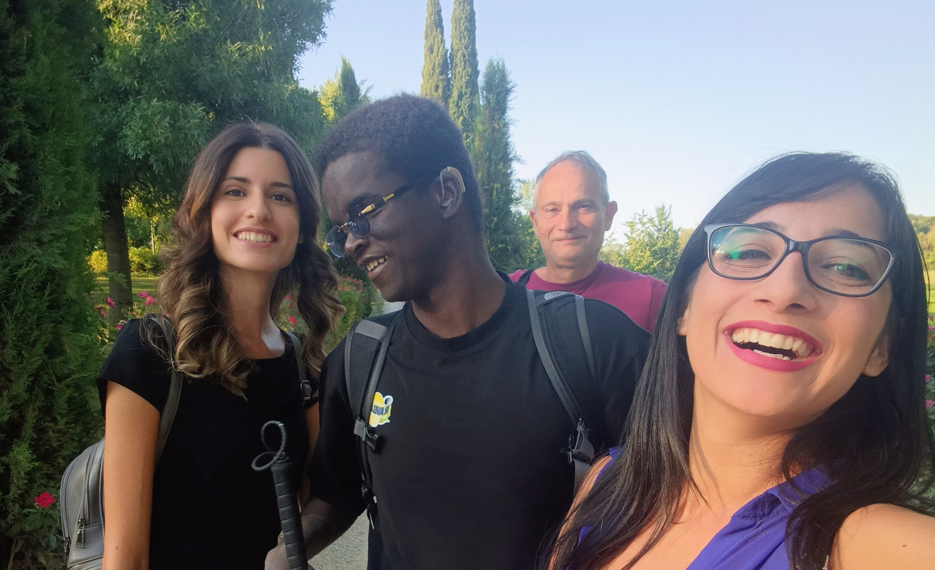 Alcune educatrici della Sede di Padova posano insieme ad un utente in mezzo ad un vialetto durante una uscita a Ferragosto