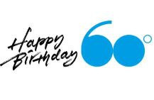 Scritta “Happy Birthday” in nero accanto al numero stilizzato “60” in azzurro con un piccolo cerchio in alto a destra, che richiama un anniversario o compleanno. 