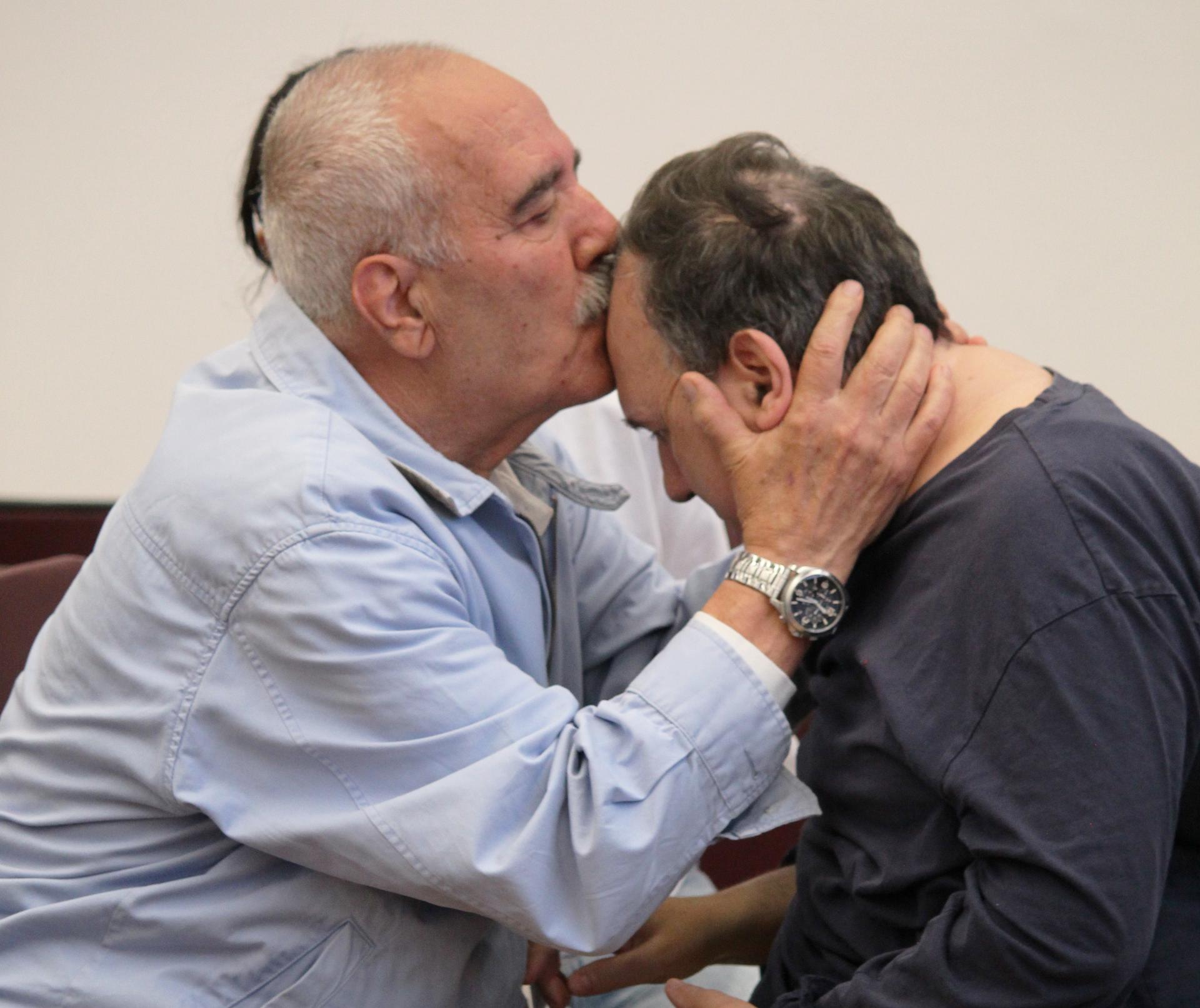 Alberto Vegliò, ospite residenziale del Centro Nazionale di Osimo, insieme al suo papà Gianfranco che gli bacia la fronte in un gesto paterno, delicato e molto affettuoso.