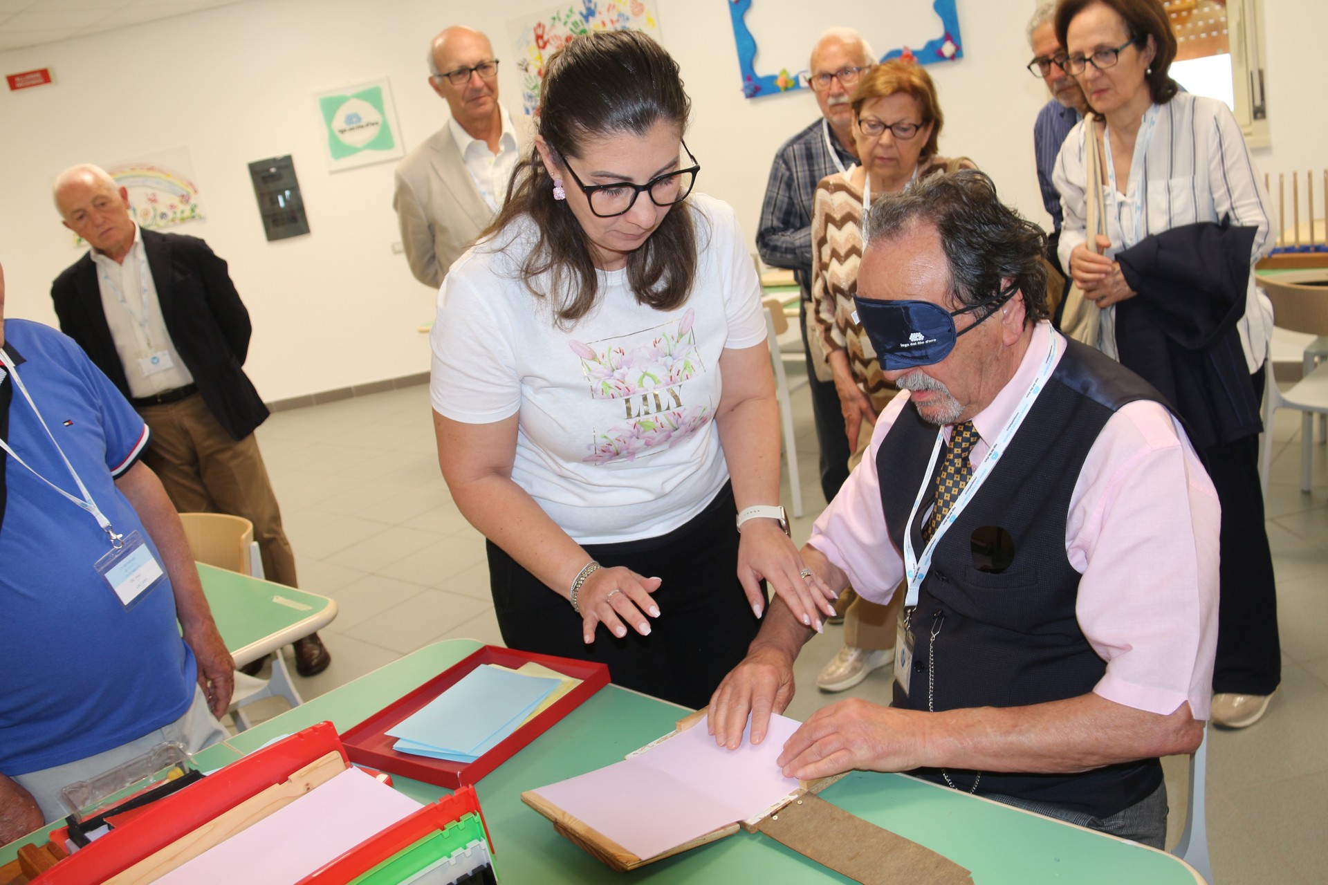 Un donatore è bendato e, guidato da un membro dello staff della Lega del Filo d'Oro, prova a svolgere delle attività con la carta. L'idea è quella di immedesimarsi in ciò che quotidianamente una persona sordocieca svolge presso uno dei nostri Centri