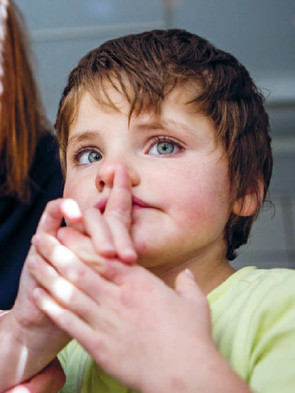 Piccola utente in primo piano con la sua educatrice alle spalle