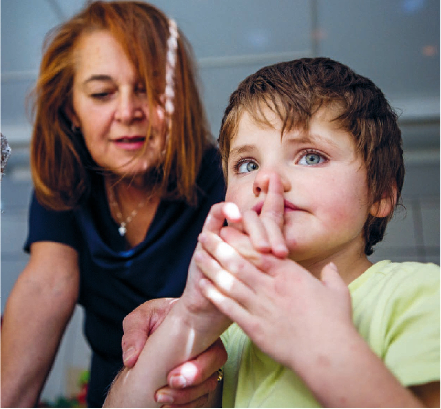 Piccola utente in primo piano con la sua educatrice alle spalle