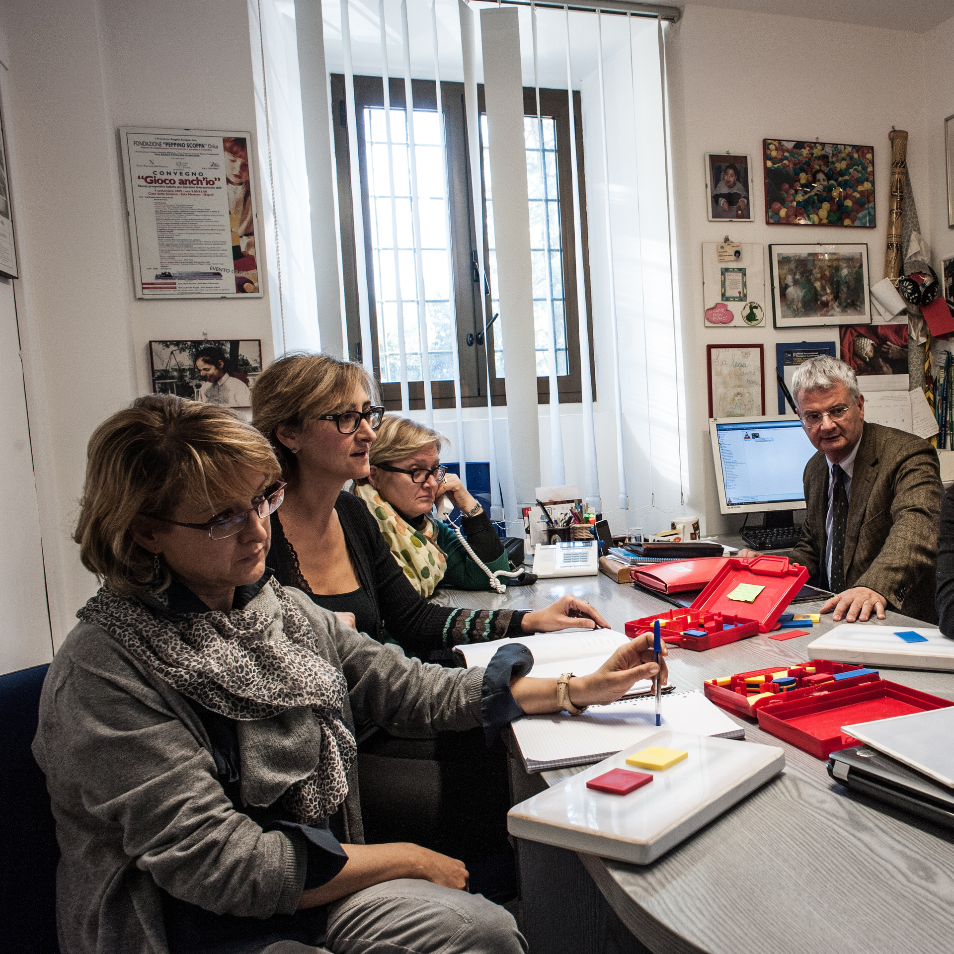 Dopo il lavoro con gli operatori educativo-riabilitativi, l’équipe si riunisce.