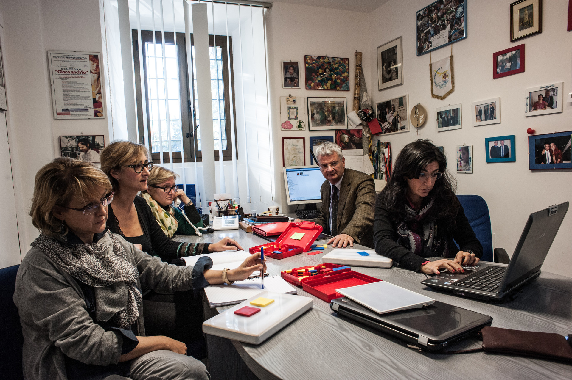 Dopo il lavoro con gli operatori educativo-riabilitativi, l’équipe si riunisce.