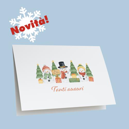 Il biglietto per augurare buone feste con raffigurati tre omini di neve con cappellini e sciarpe che sorridono e salutano, contornati di alberi di Natale e pacchetti regalo colorati. Sotto il disegno la scritta "Tanti auguri".