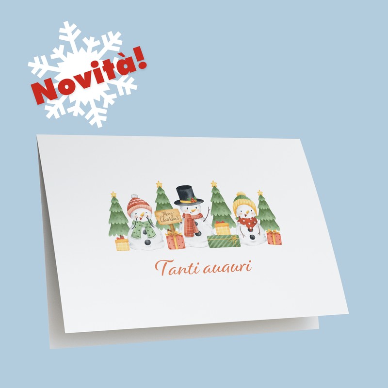 Il biglietto per augurare buone feste con raffigurati tre omini di neve con cappellini e sciarpe che sorridono e salutano, contornati di alberi di Natale e pacchetti regalo colorati. Sotto il disegno la scritta "Tanti auguri".